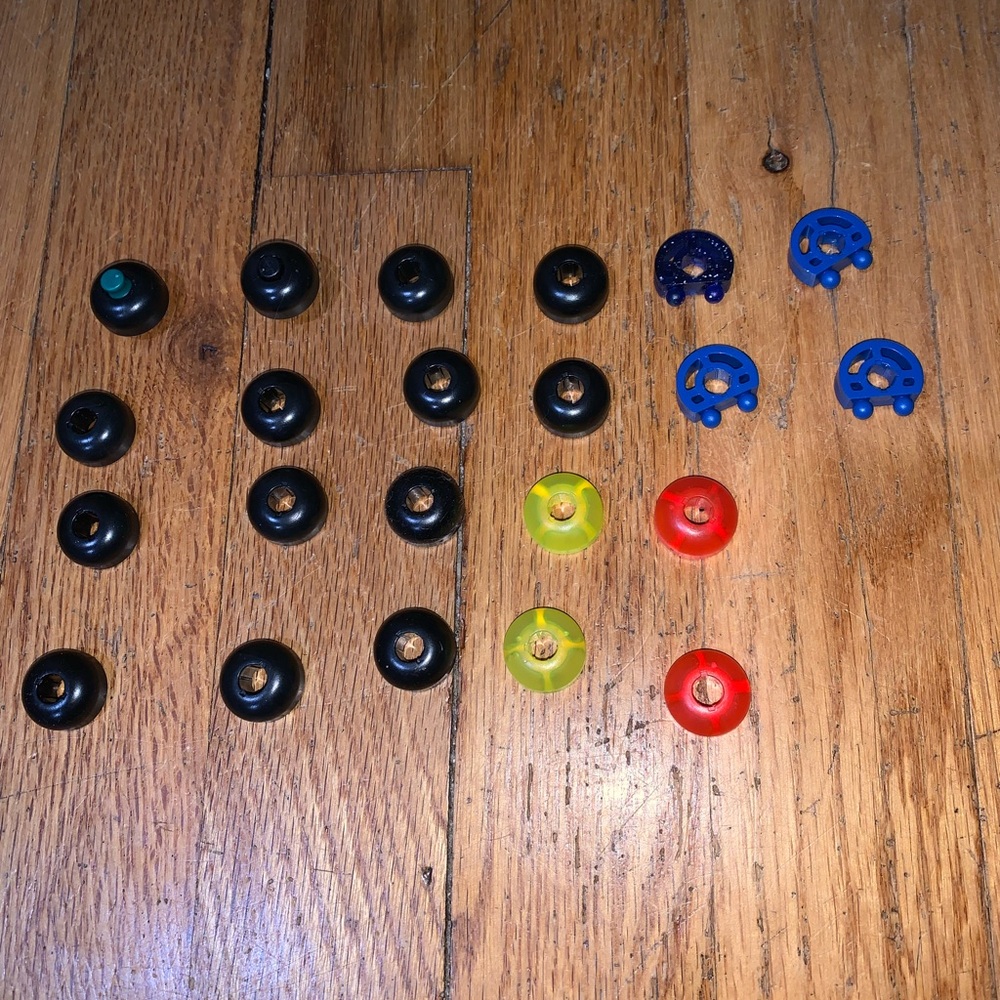 K’Nex Knexmen head top, middle eyes, torso Replacement Parts 25 assorted pieces